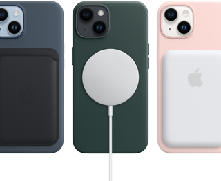 Coques MagSafe en coloris minuit, vert forêt et rose craie pour iPhone 14 avec des accessoires MagSafe : un porte-cartes, un chargeur et une batterie externe.