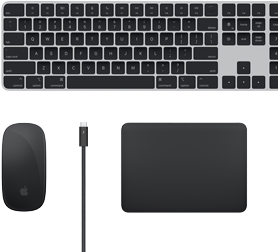 Accessoires Mac vus d’en haut : Magic Keyboard, Magic Mouse, Magic Trackpad et câbles Thunderbolt.