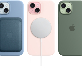 iPhone 15 montrant la Coque en silicone avec MagSafe pour iPhone 15, le Porte-cartes en tissage fin avec MagSafe, le Chargeur MagSafe et la Batterie externe MagSafe