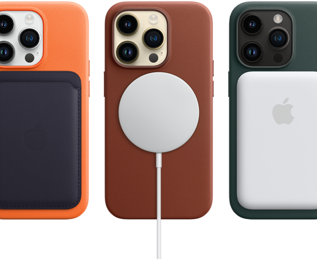 Coques MagSafe couleur orange, terre de Sienne et vert forêt pour iPhone 14 Pro avec des accessoires MagSafe : un porte-cartes, un chargeur et une batterie externe.